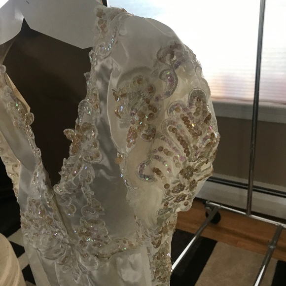 Custom detailed Ivory wedding gown with sequins - Picture 5 of 8
